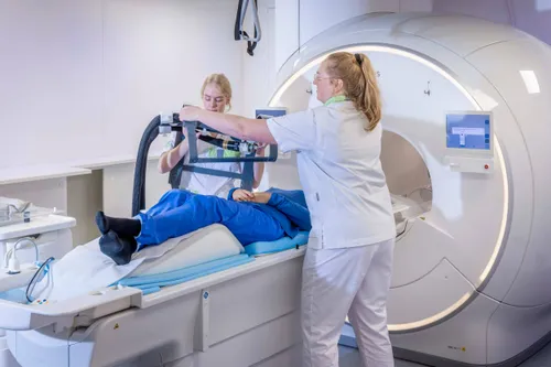 Ziekenhuis Gelderse Vallei. De olfactometer (hier nog de oude) in gebruik bij een patiënt die de MRI ingaat. De nieuwe olfactometer heeft slechts 1 slang en is daarmee makkelijker te tillen voor de laboranten.