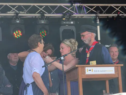 De gouden vlegel, uitgereikt door de Heidehoogheden, ontving mevr. Welgraven voor haar inzet de afgelopen 40 jaar.