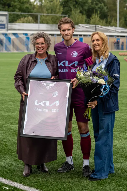 Het eerste Airborne-shirt werd even later door Captain Joël van Wijk aangeboden aan wethouder Gabriëlle Hazeleger van de Gemeente Ede.&nbsp;