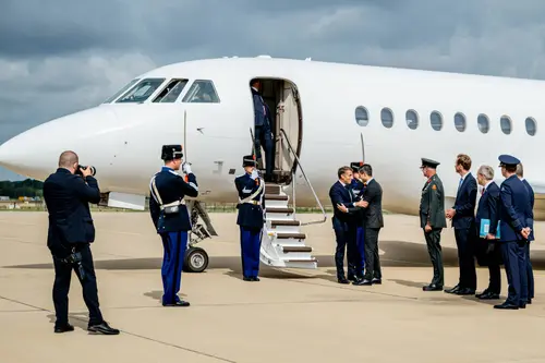 Vriendschappelijke begroeting president Macron en premier Jetten