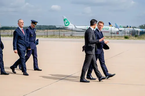 President Macron en premier Jetten in een geanimeerd gesprek