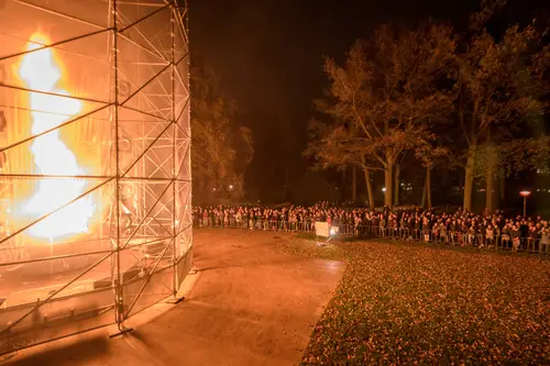 Large Fire Tornado (in het Stadswandelpark) van kunstenaar Ivo Schoofs was in 2015 onderdeel van Glow