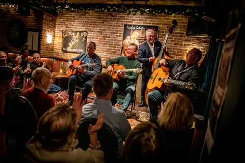 Rosenberg Trio in cafe De Stam in Gerwen. Vlnr: Stochelo Rosenberg solist, Nonnie Rosenberg ritmegitaar en Nous'che Rosenberg contrabas en gastoptreden van sinti gitarist Paulus Schäfer