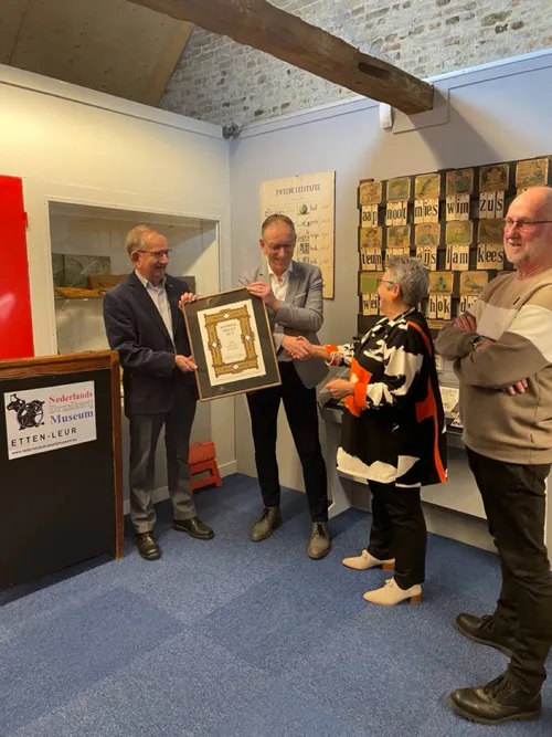 Voorzitter Frans de Nijs, wethouder René Verwijmeren, ontwerper Petra Aarts-Nagels, secretaris Cees Jochems