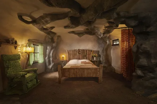 08 shrek airbnb bedroom credit alix mcintosh 1 1024x683