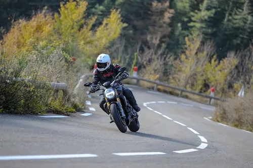 ducati monster 1200 s action 12