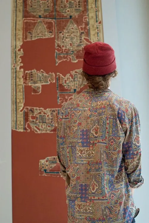 photographer goes through the museums to capture the similarities between the paintings and the visitors and the result will impress you 59e6fab339b16 700