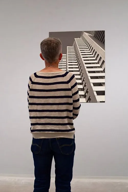 photographer goes through the museums to capture the similarities between the paintings and the visitors and the result will impress you 59e6fab7a9772 700