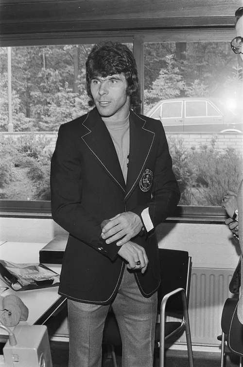 selectie nederlands elftal voor wk voetbal 1974 bijeen in zeist wim van hanegem bestanddeelnr 927 2271 679x1024