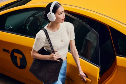 De nieuwe Sonos Ace in het wit.