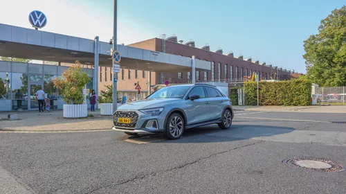 Effe op bezoek bij de fabriek van het moederbedrijf