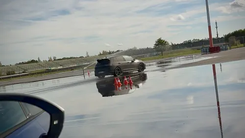 Als een Pritt stift aan het wegdek geplakt!