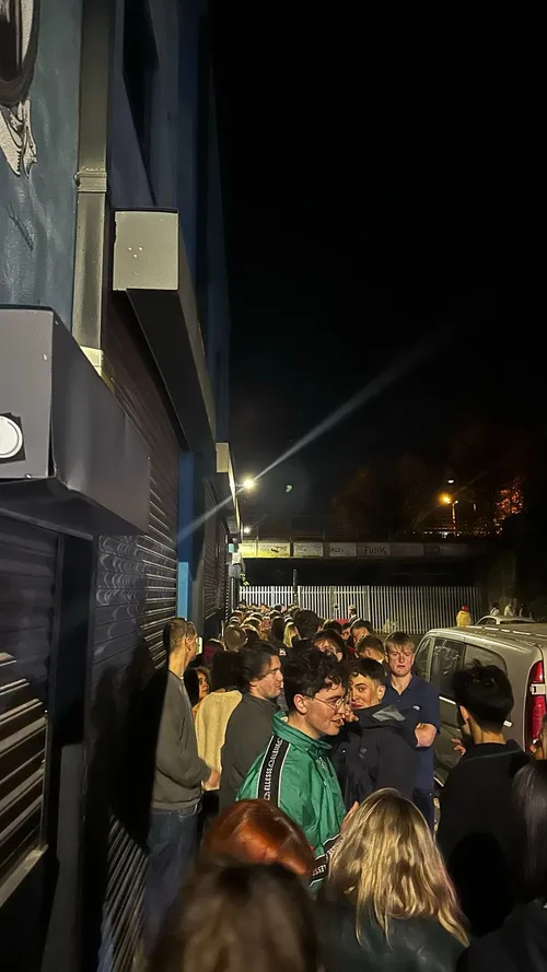 In de rij voor Cobalt Studios.