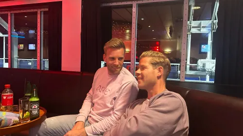 Dennis en Sytze verwikkeld in een diepgaande discussie of we het shotje sambuca moeten pakken of niet.