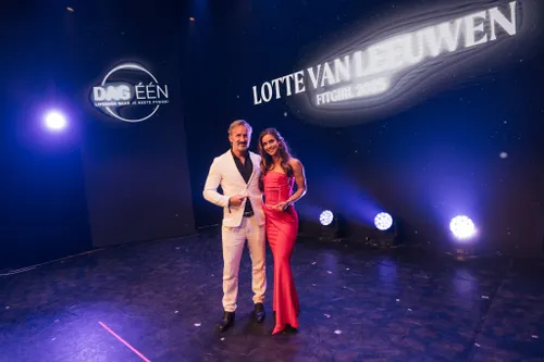 Patrick Janssen van DAG ÉÉN met Fitgirl Award winnares Lotte van Leeuwen.