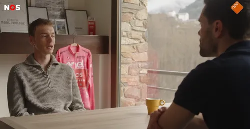 Thymen Arensman in gesprek z'n held Tom Dumoulin (via NOS)