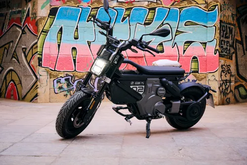 P90512774_highRes_the-new-bmw-ce-02-07