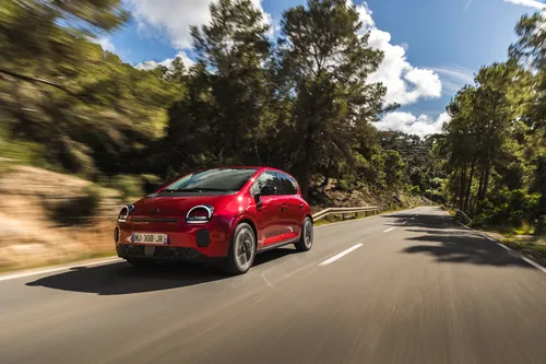 RenaultTwingoE-TechElectric_AbsolutRed_Action©ThomasCortesi-11