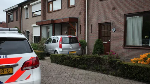 auto tegen woning 2
