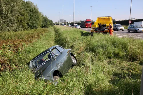 oldtimer in sloot hulten