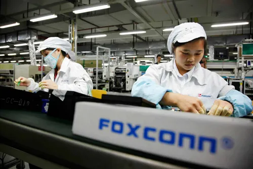 100642777 foxconn worker assembly line gettyp scaled