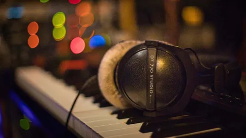 caught in joy 9aunbcqgyim unsplash