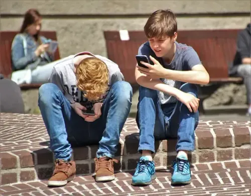 children with phones