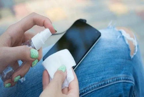 how to clean dirty smartphones screens like this showcase