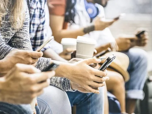 is 180206 cell phones crowd 800x600