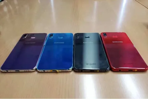 samsung galaxy a6s shows off a range of gradient colors in hands on images