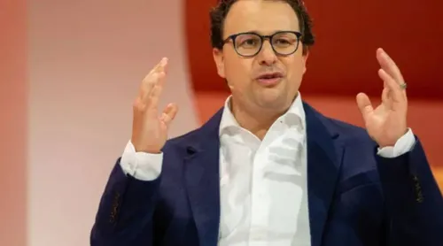 003nChGVgy1iavxf6urjxj60r30f3wl102