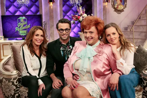 jopie met gasten op de bank