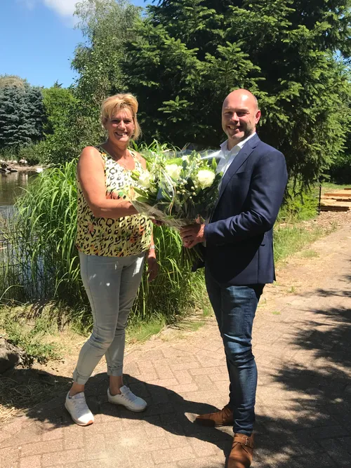 wethouder van der vlugt feliciteert eigenaresse faunapark flakkee