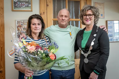 anneke en john troost en burgemeester ada grootenboer 1