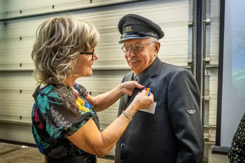 burgemeester speldt onderscheiding op
