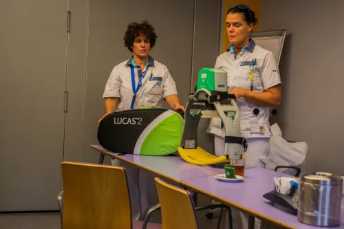 cheque voor ziekenhuis door vrienden 3