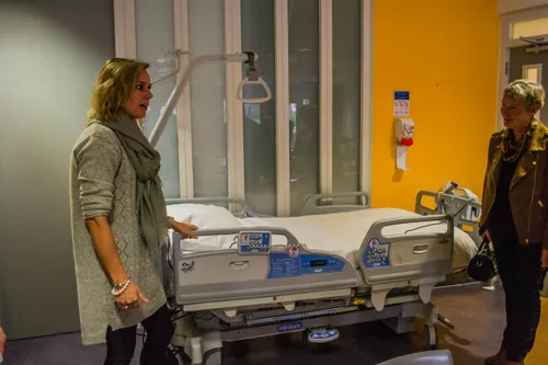 cheque voor ziekenhuis door vrienden 4