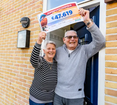 foto 1 annie en huub uit oude tonge worden verrast met de superpostcodeprijs cheque