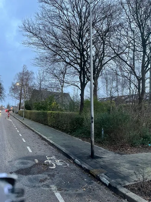 foto 2 schade brandje dorpsweg asfalt en lantaarnpaal