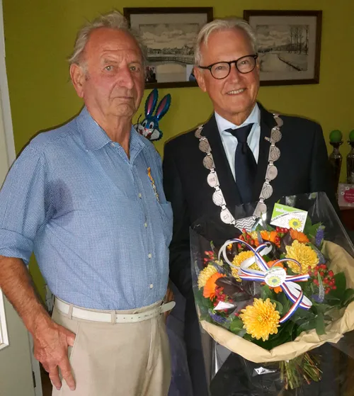 foto 2 uitreiking koninkijke onderscheiding de heer aj buijs
