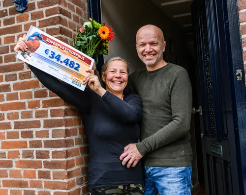 foto 3 don en andrea uit stellendam worden verrast door postcode loterij ambassadeur martijn krabbe