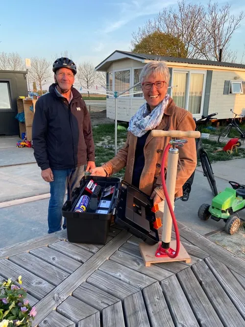 foto overhandiging fietreperatieset aan opvanglocatie oude tonge