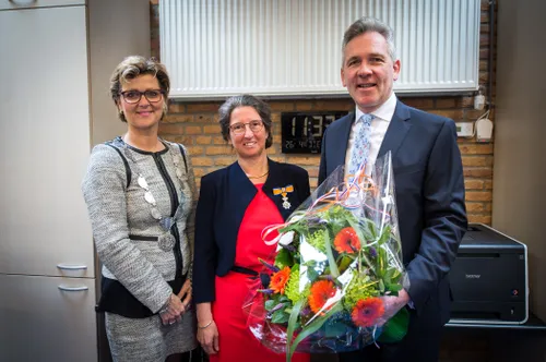 foto uitreiking ko mevrouw van der linde