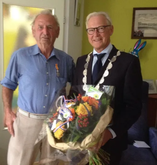 foto uitreiking koninkijke onderscheiding de heer aj buijs