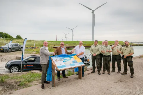 het infopaneel wordt onthuld door dhr van der vlugt wethouder dhr marteijn voorzitter sportvisserij zwn en dhr bal paviljoen sluishaven