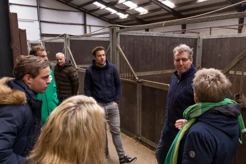 in gesprek met peter van eck bij de stallen