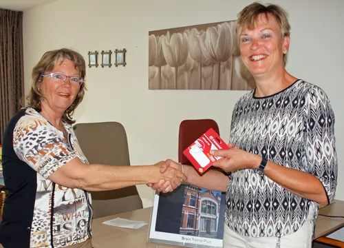 maria evers overhandigt foto archief aan irene van es