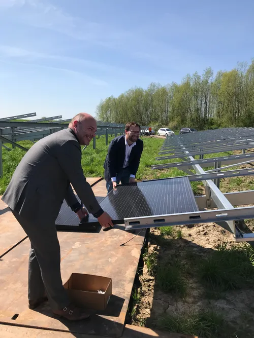 plaatsing eerste zonnepaneel ooltgensplaat