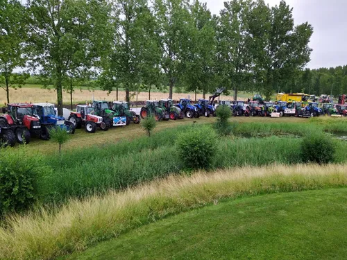 tractoren buiten de raadzaal