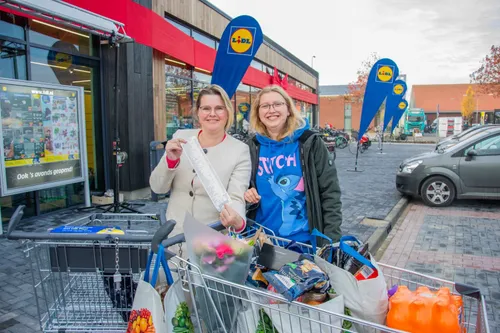 Chantal en haar dochter met hun volle kar aan gratis boodschappen.&nbsp; Foto: Sam Fish